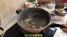 饭店新来个大厨要工资12800，老板让做个炒蒜苔，你看值吗？