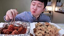 屋塔房大叔PRUMIR吃无骨炸鸡，原味酱料各一半，都好吃！