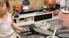小萝莉说我长大了，要为妈妈分担家务活