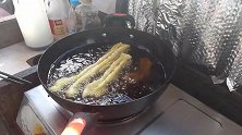 老妈初试炸油条 步骤不熟险翻车 好在研制成功