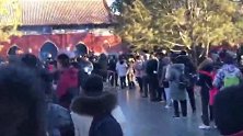 腊八节！北京雍和宫腊八节舍粥 数千人排队喝粥祈福