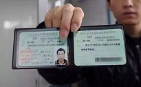 考完驾照一年没碰车，算是过了实习期么？开车需要贴实习标志吗？