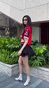 赵丽娜穿米兰球衣搭配黑色短裙 上演emoji换装