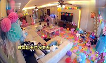 贾乃亮为了哄孩子们开心,使出了浑身解数,累到气喘吁吁也超开心