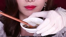 小姐姐吃一大份河豚肉，一片一片的吃，好像很不错哎