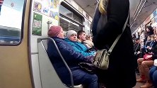 俄罗斯地铁站遇到大肚子的孕妇，看战斗民族都会给让座位吗？