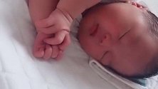 刚出生9天的宝宝在睡觉，这睡姿太萌了，让人看了都想学一下