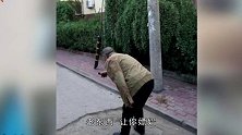 64岁老人家门口“被抓”，民警边打边大骂：老东西，叫你不正经