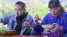 农村表妹吃炸酱酸辣粉，饭量比老妈大了5倍