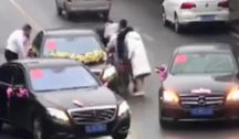 一伙年轻人逼停婚车上演抢婚大戏 警察：扣分