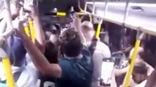巴西：孕妇坐公交突然分娩 全车人欢呼见证孩子出生