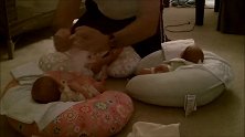 奶爸独自给三胞胎穿衣喂奶，动作娴熟，这样的好男人给我来一打