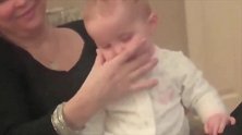 妈妈用手摸宝宝的头，宝宝竟困的不行，结果宝宝的反应，全家笑喷