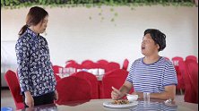 小伙饭店吃饭遇碎嘴子女服务员，你一句我一句，整个对话太搞笑了