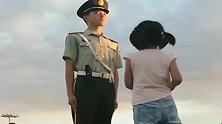 兵哥哥在值班站岗，旁边的妹妹拉起兵哥哥的手，画面好温馨呀！