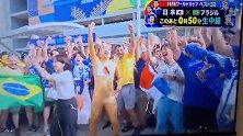 猥琐！赛前日本男球迷加油时突然抱住女主持人