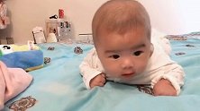 小宝宝才刚满月，就自己在床上练习太逗，努力的样子真让人喜欢！