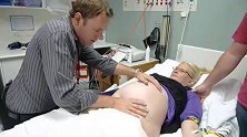 医生帮准妈妈调整胎位，调皮的娃就是不肯调过来，把医生都累坏了