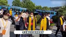 李玉刚重阳节参加祭祀大典，拄拐杖走路一瘸一拐，腿受伤引人担忧