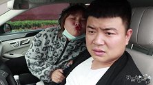 小伙开车调戏美女，还硬气地跟别人叫嚣，原来就是个吃软饭的