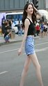 简单牛仔短裤，美女穿出不一样美感