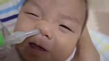 妈妈给小宝宝吸鼻屎，小宝宝不配合，还摇头晃脑的，好萌！
