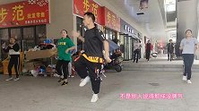 小伙街头跳鬼步舞，脚底像抹油一样，音乐一响根本停不下来