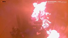 美国：一男子给烧烤炉倒燃料引发爆燃，人被炸翻在地
