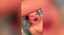 小宝宝看见水，就忍不住开怀大笑，好活泼啊！
