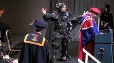 租不起毕业长袍 英国男大学生穿“垃圾袋礼服”参加毕业典礼