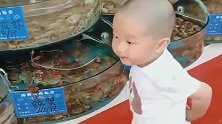 带儿子来菜市场，无意中拍下这一幕，不要忘了你只是个孩子！