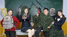 短剧；老师让同学背古诗赢吃鸡玩具，同学们金句频出，太搞笑了