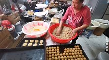 四川宜宾，每逢中秋佳节月饼加工忙不停，看看纯手工月饼如何制作