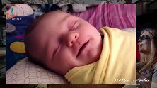 宝宝睡觉做的啥美梦笑得像个小天使