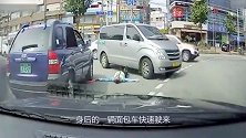 男司机开车过路口把交警撞倒，简直比女司机还厉害！