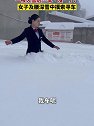 湖南：一夜大雪后，女子雪里找不到车，在深雪中“艰难”前行摸索