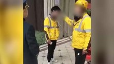 外卖员被保安用钢叉锁住脖子 同事怒斥：你把他当成人了吗？