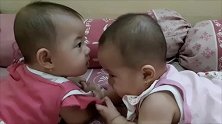 双胞胎妹妹拉着姐姐想说话，姐姐却像被点穴似的一动不动，真逗！