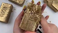美工刀刮黄金色方型香皂，马赛克坠落下来，听觉和视觉双重减压