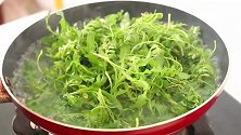 荠菜别包饺子吃了，教你简单一拌，鲜香美味，比吃大鱼大肉都香