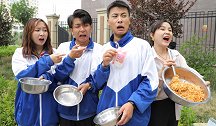打饭1碗10元，学生嫌贵却都连吃好几碗，只因一张百元大钞