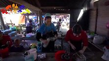 在乡村的小吃街上，点了点熟食和位老伯伯一起吃，还是蛮实惠的