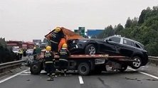 京昆高速成都绵阳段数车相撞：SUV与货车紧紧挤压 有人员死亡