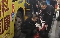 危险！女乘客坐过站 拍打司机驾驶舱被众人擒