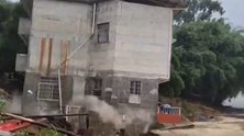 河边一民房暴雨后垮塌 整栋楼缓慢向下倾斜7秒内轰然垮入河中