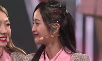 孟美岐吴宣仪相拥走向第一二，乐华娱乐ceo杜华笑的宠溺