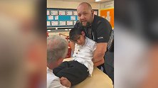 英国：自闭症男孩被警察拷在桌上，其母称“儿子被当做犯人对待”