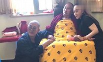 李连杰与妻子罕见同框拜佛,56岁利智肌肤雪白保养得宜