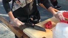 美女西施切西瓜，拿着这么大的刀，切起来竟然轻松自如！
