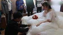 笨手笨脚的新郎，给新娘穿袜子婚鞋，这才是爱情